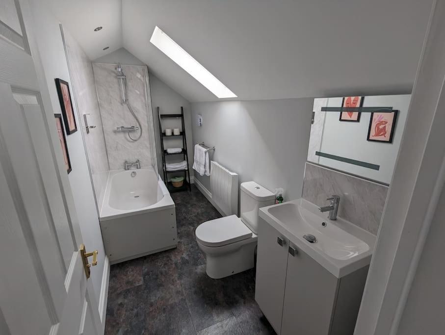 31 High Street - Modern & Stylish 2-Bed Apartment - Inc Parking Husbands Bosworth 外观 照片